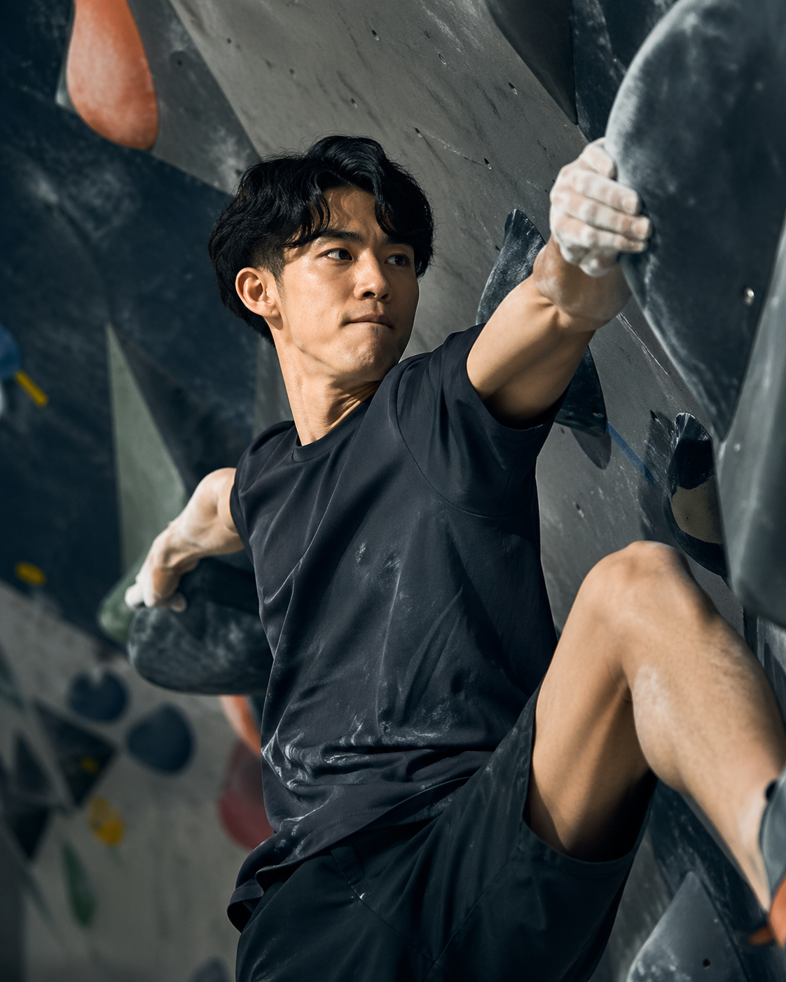 ボルダリングに取り組む男性アスリート