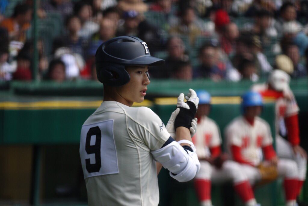 ゴルフコースでショットを打つ選手